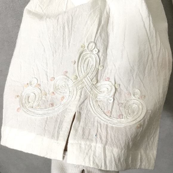 NWT~Club Z Collection White Capri Pants with Applique - Size Medium - Picture 3 of 8